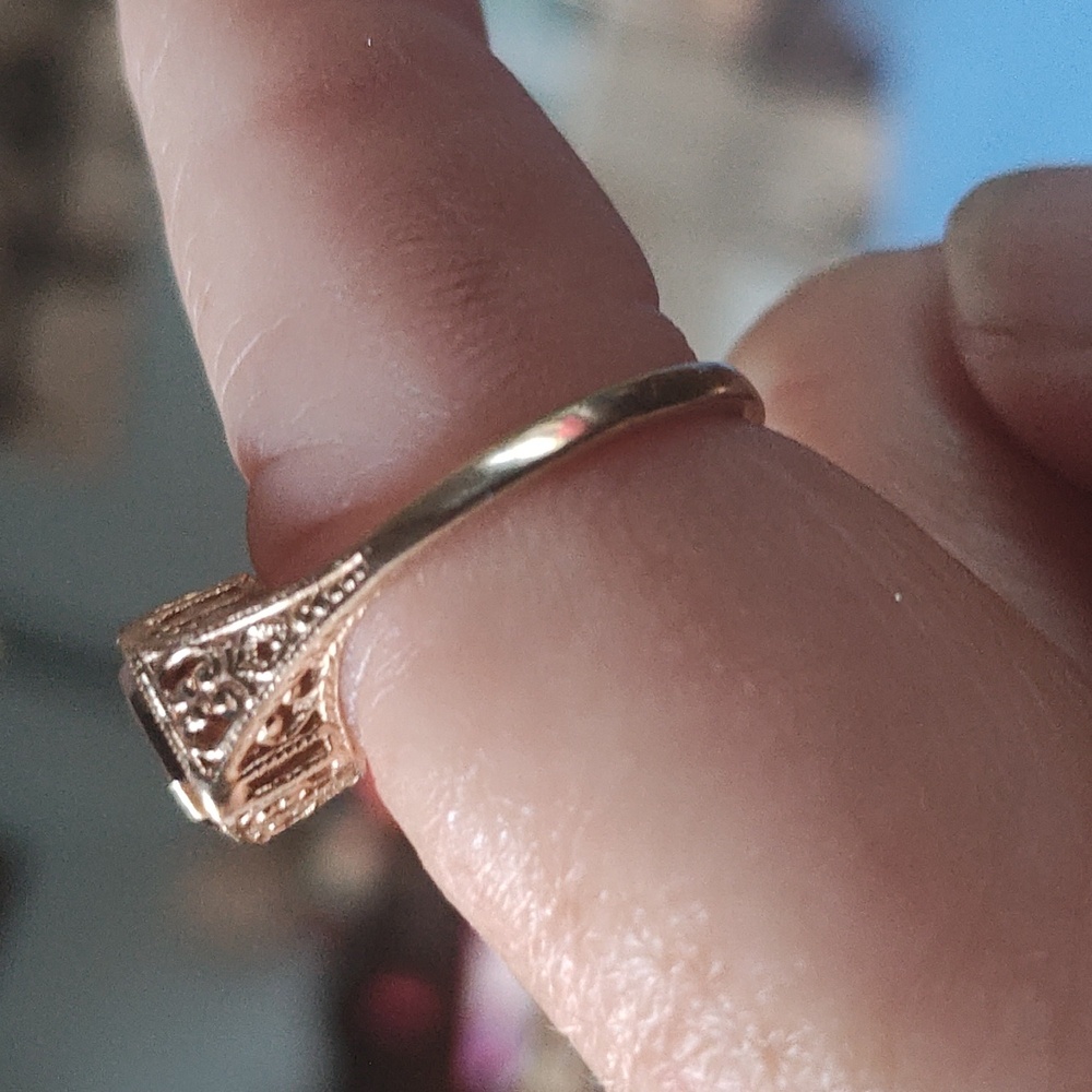 Gold Ring - Picture 4 of 10